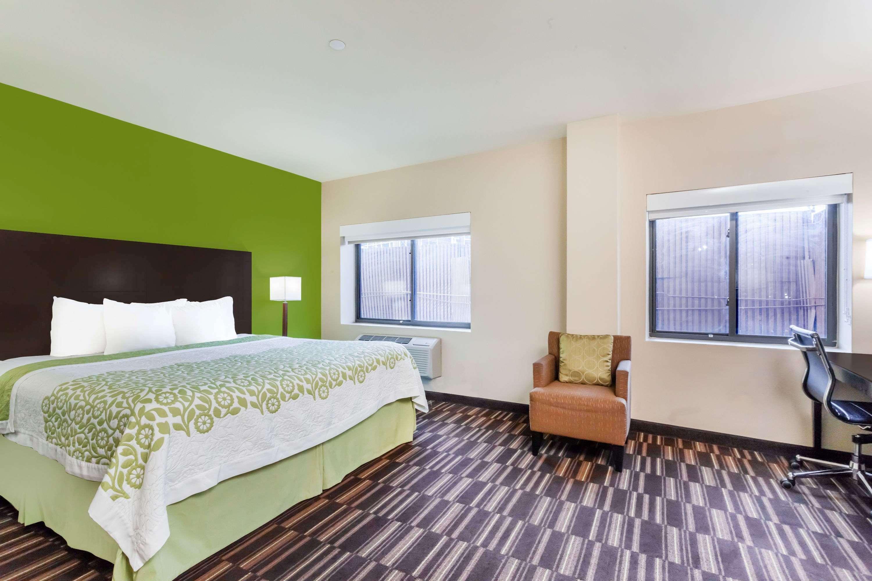 Days Inn & Suites By Wyndham Jamaica Jfk Airport New York Exterior foto