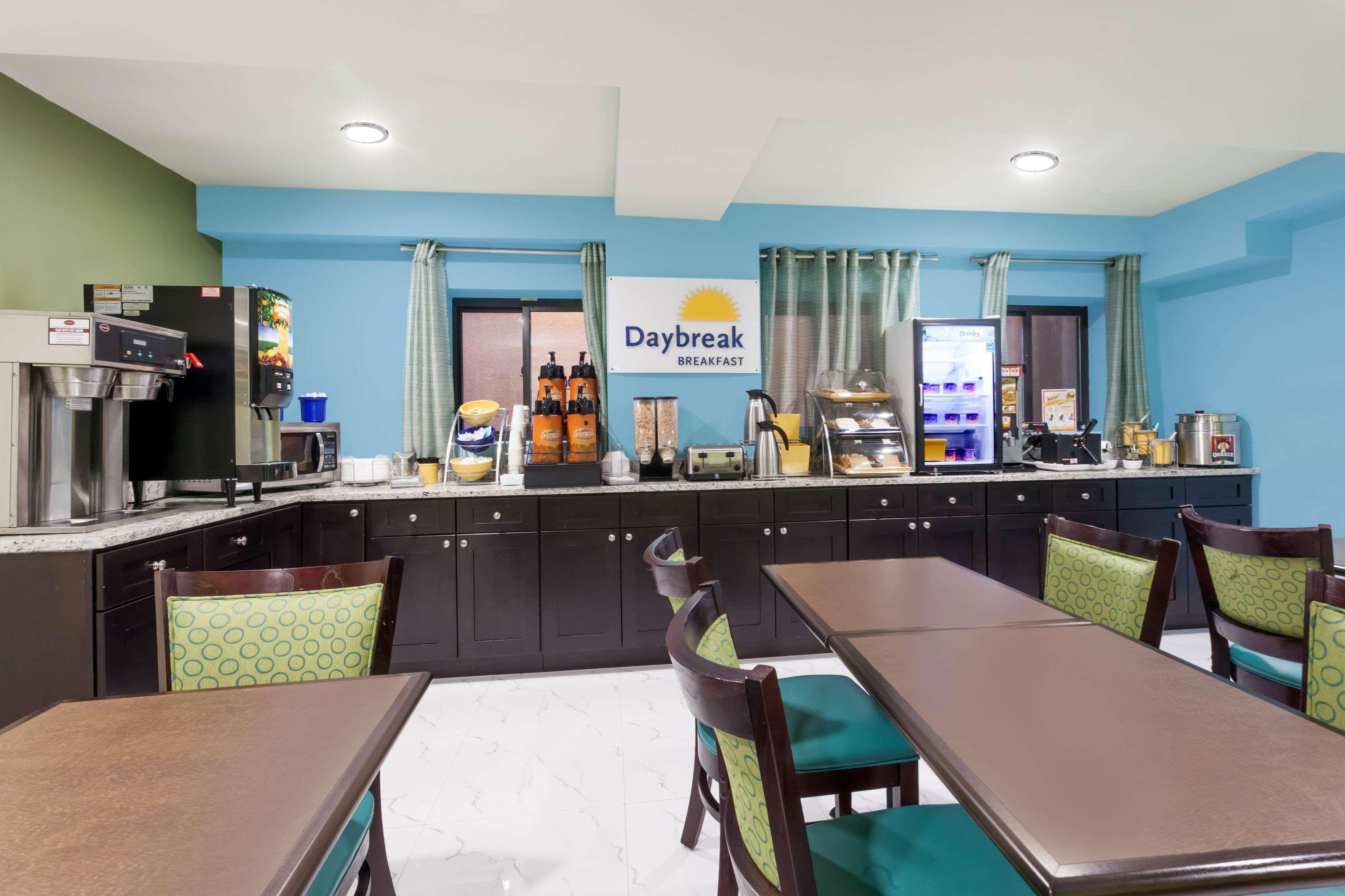 Days Inn & Suites By Wyndham Jamaica Jfk Airport New York Exterior foto