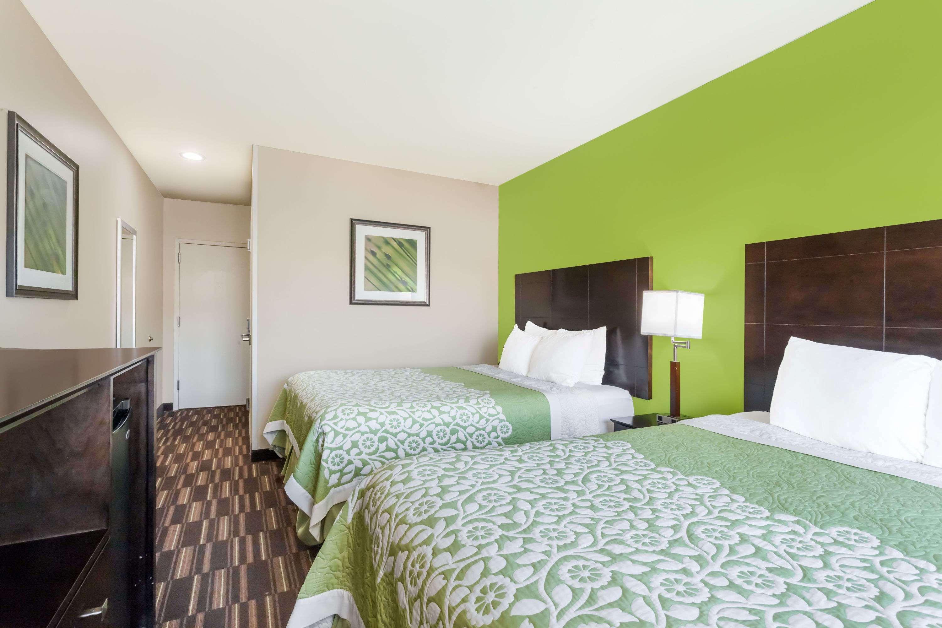 Days Inn & Suites By Wyndham Jamaica Jfk Airport New York Exterior foto